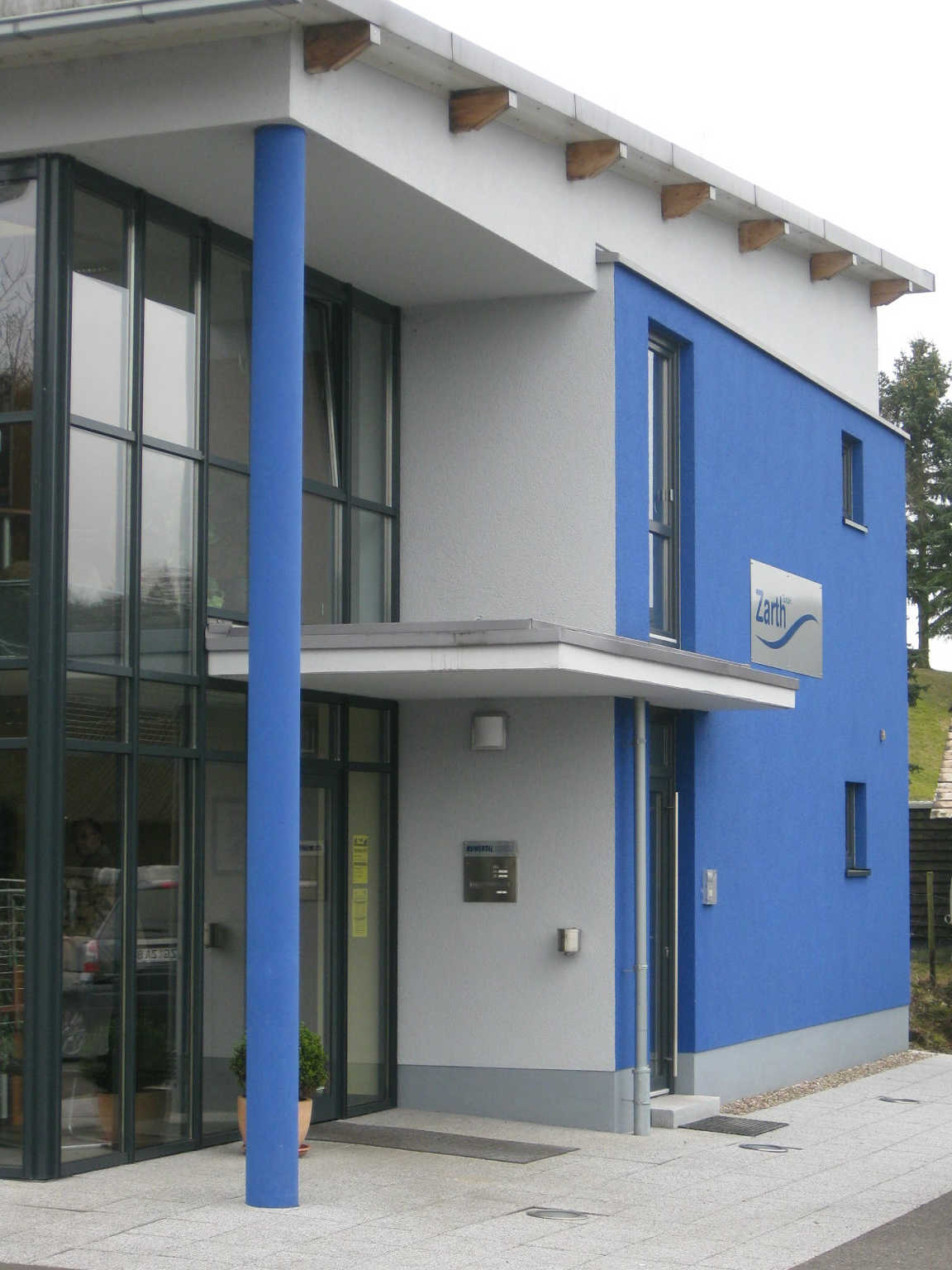 Eingangsbereich eines Bürogebäudes mit blauer Säule